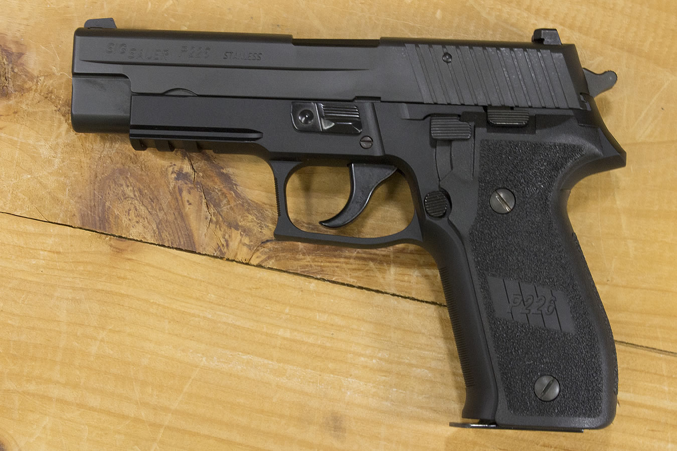 Sig Sauer P226R 40 S&W DA/SA Police Trade-Ins (Very Good Condition)